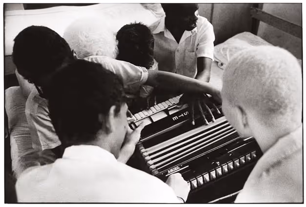 From Alas en la sombra album